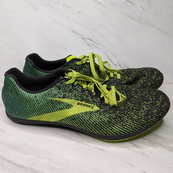 brooks spikeless track shoes
